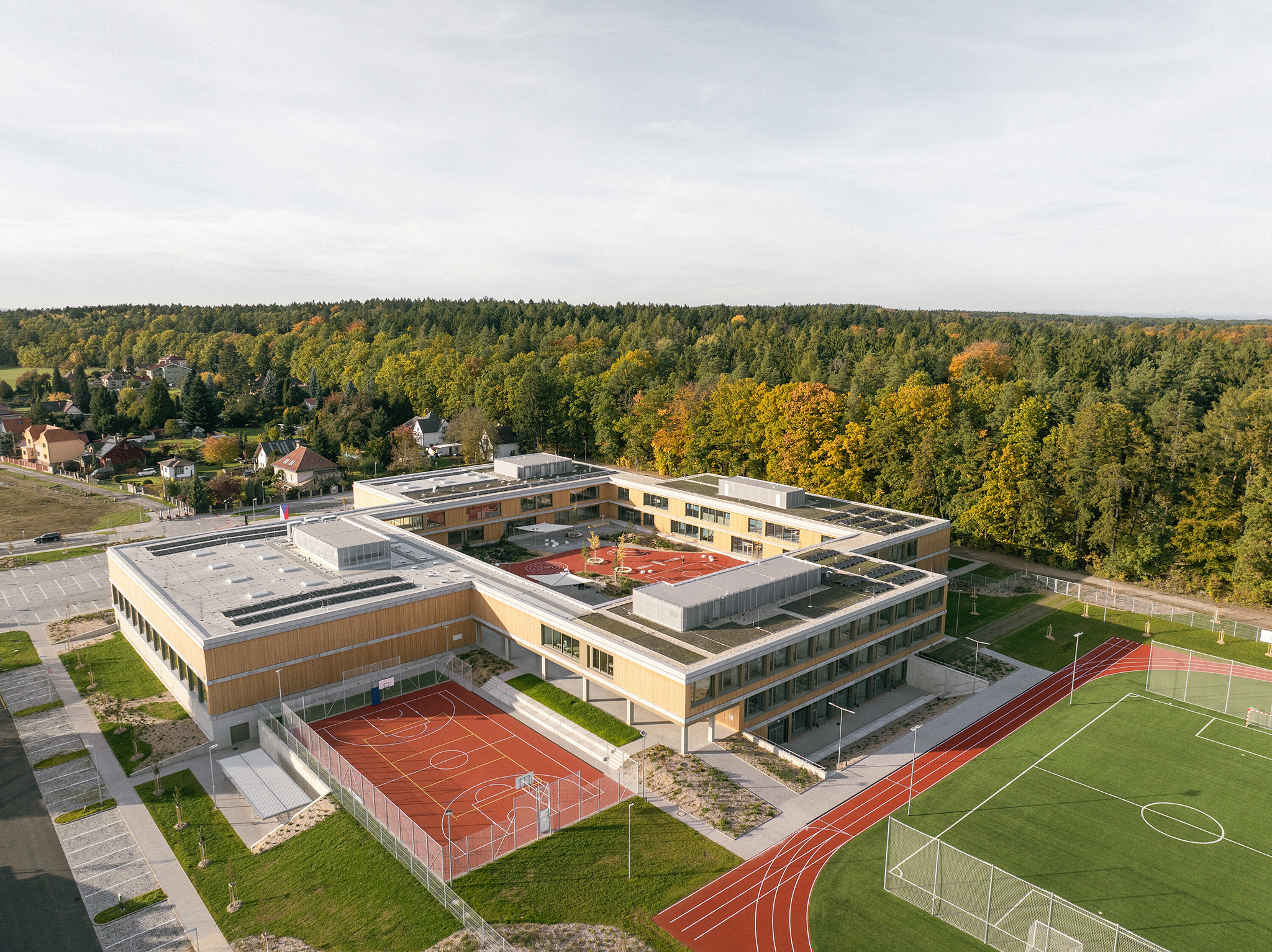 Escuela Primaria LOŠBATES por Pelletier de Fontenay + SOA architects. Fotografía por Alex Shoots Buildings.
