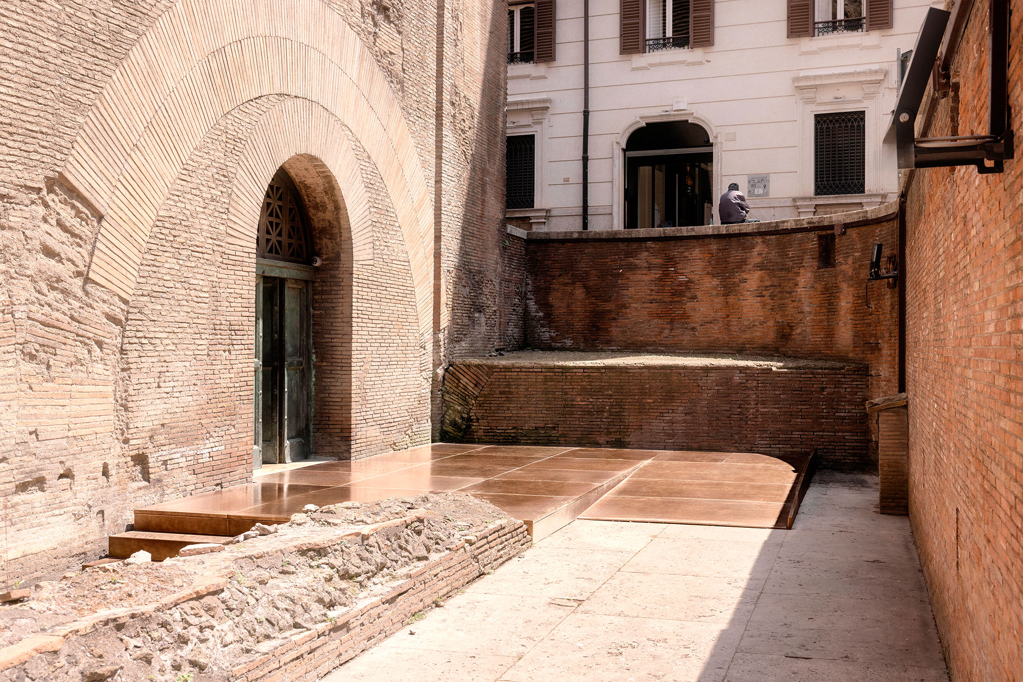 Entrada a los espacios situados detrás de la Rotonda del Panteón – Nivel del foso. Panteón – Micro-arquitecturas para la Arqueología por STARTT. Fotografía por Alessandro Penso.