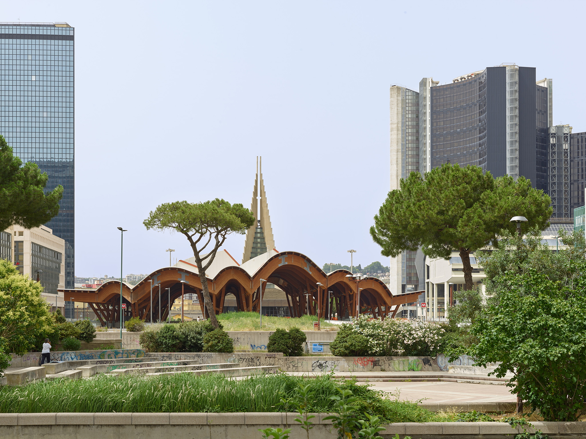 Centro Direzionale, Estación Central de Metro de Nápoles por Benedetta Tagliabue - EMBT Architects. Fotografía por Roland Halbe.