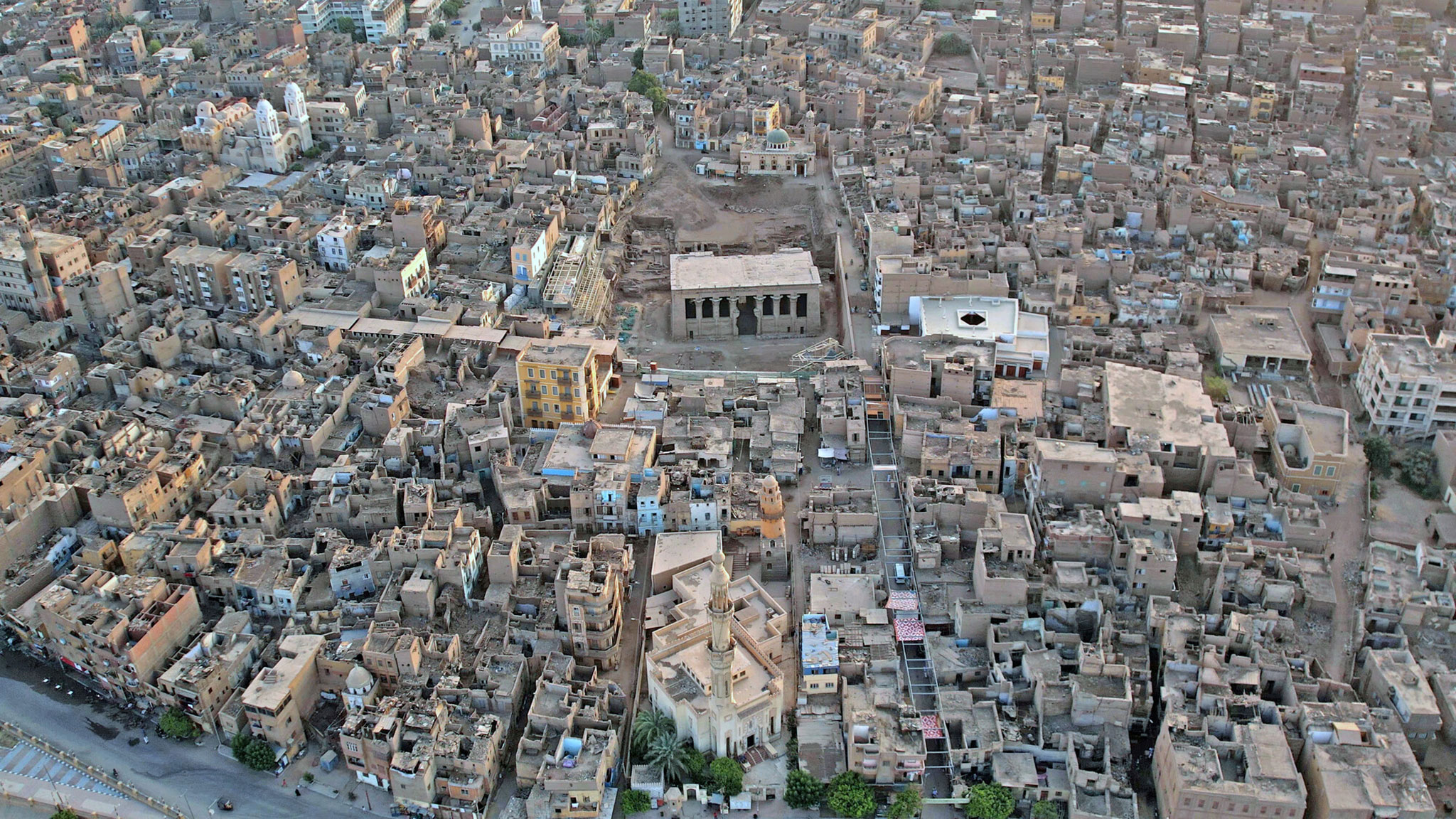 Vista aérea de Esna con el Templo de Khnum en el centro. El proyecto mejoró su accesibilidad e integración visual con el tejido urbano. 2024 Takween ICD / Ahmed Mostafa.
