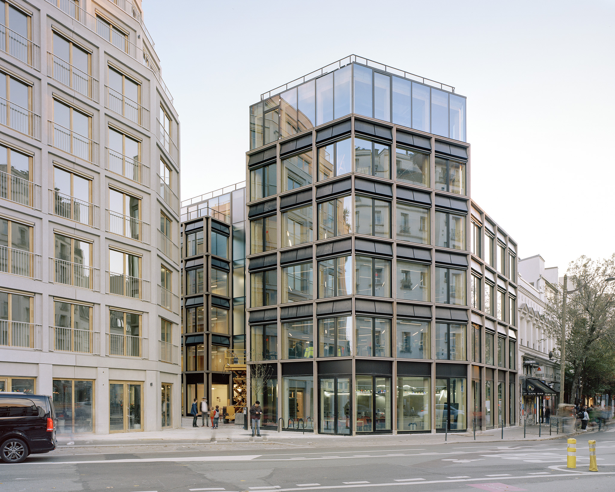 206 Lafayette - Restructuring and Densification of a Mixed-Use Block Including Offices, Social Housing and Stores by DATA architectes + THINK TANK architecture. Photograph by Maxime Delvaux.