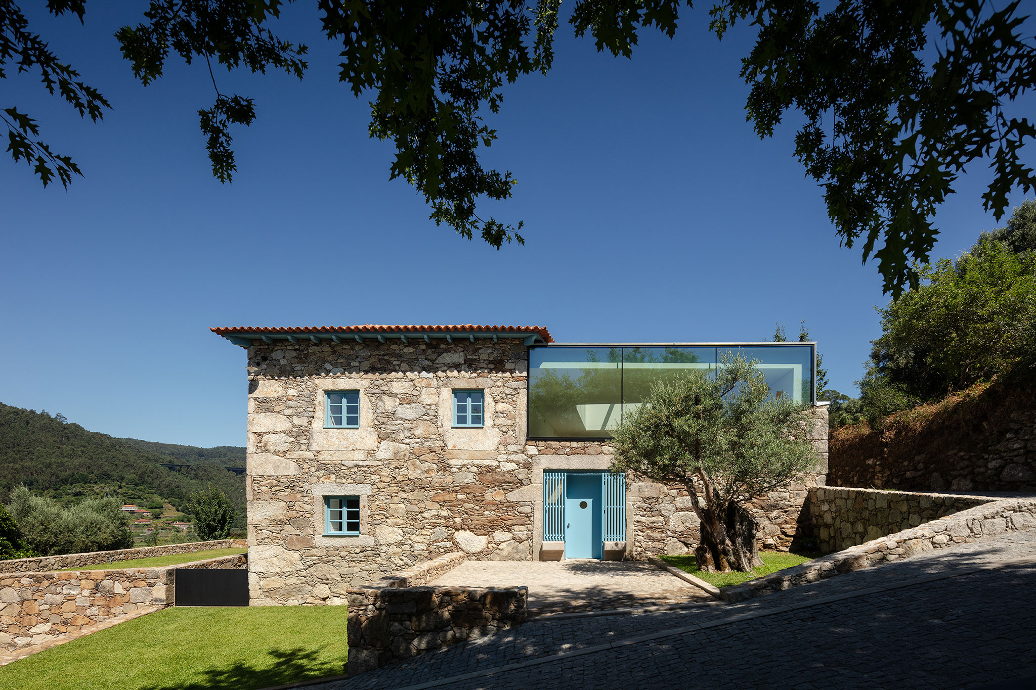 Hotel de la casa de los cerezos por Tiago do Vale Arquitectos. Fotografía por João Morgado.