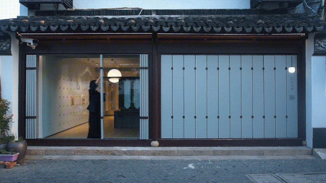 Inspired by the opening practices of traditional Suzhou shops. Baihua Bookstore by Tsing-Tien Making.