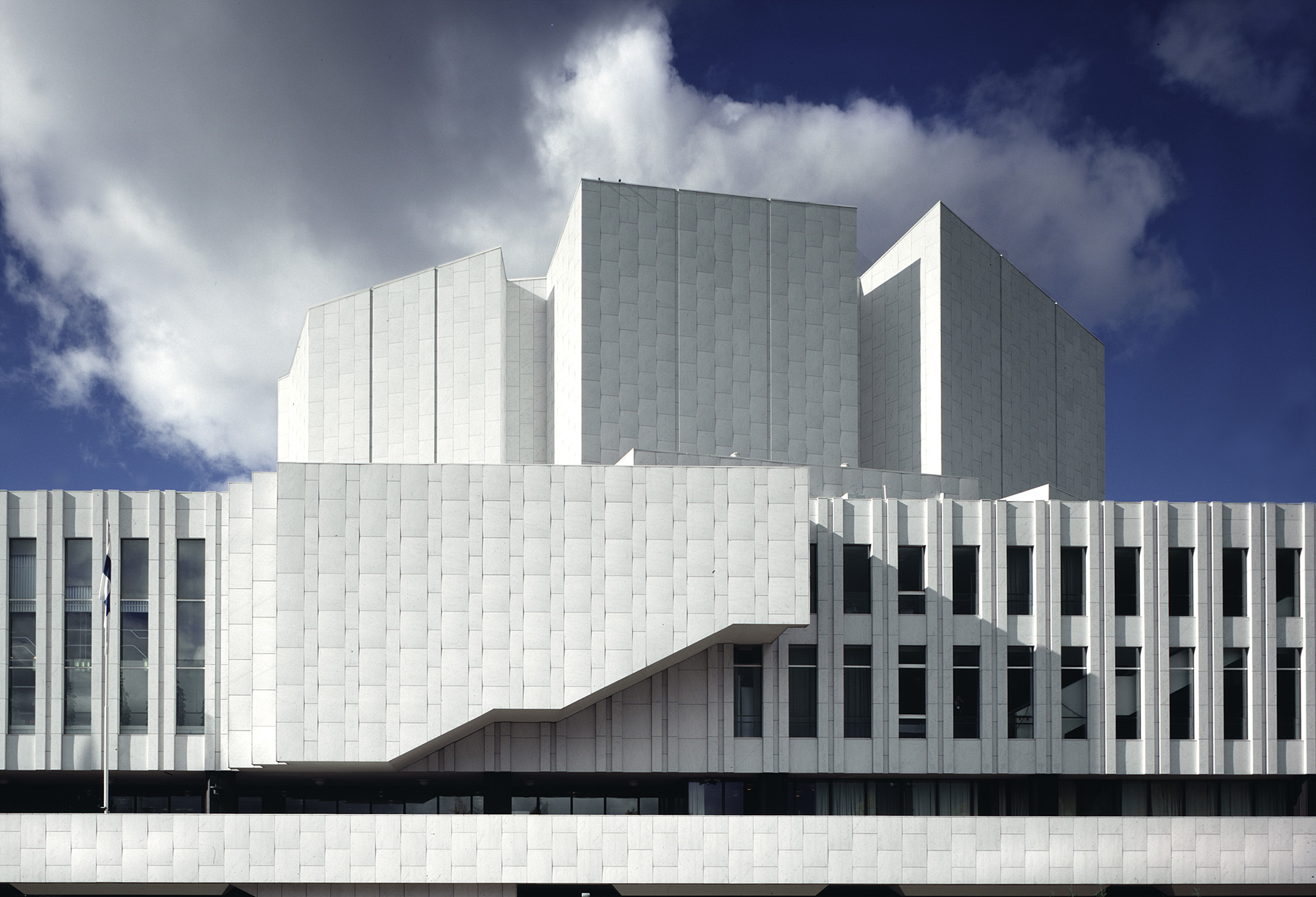 Finlandia Hall (1967-75), fachada, Helsinki. Fotografía por Rune Snellman, Fundación Alvar Aalto.