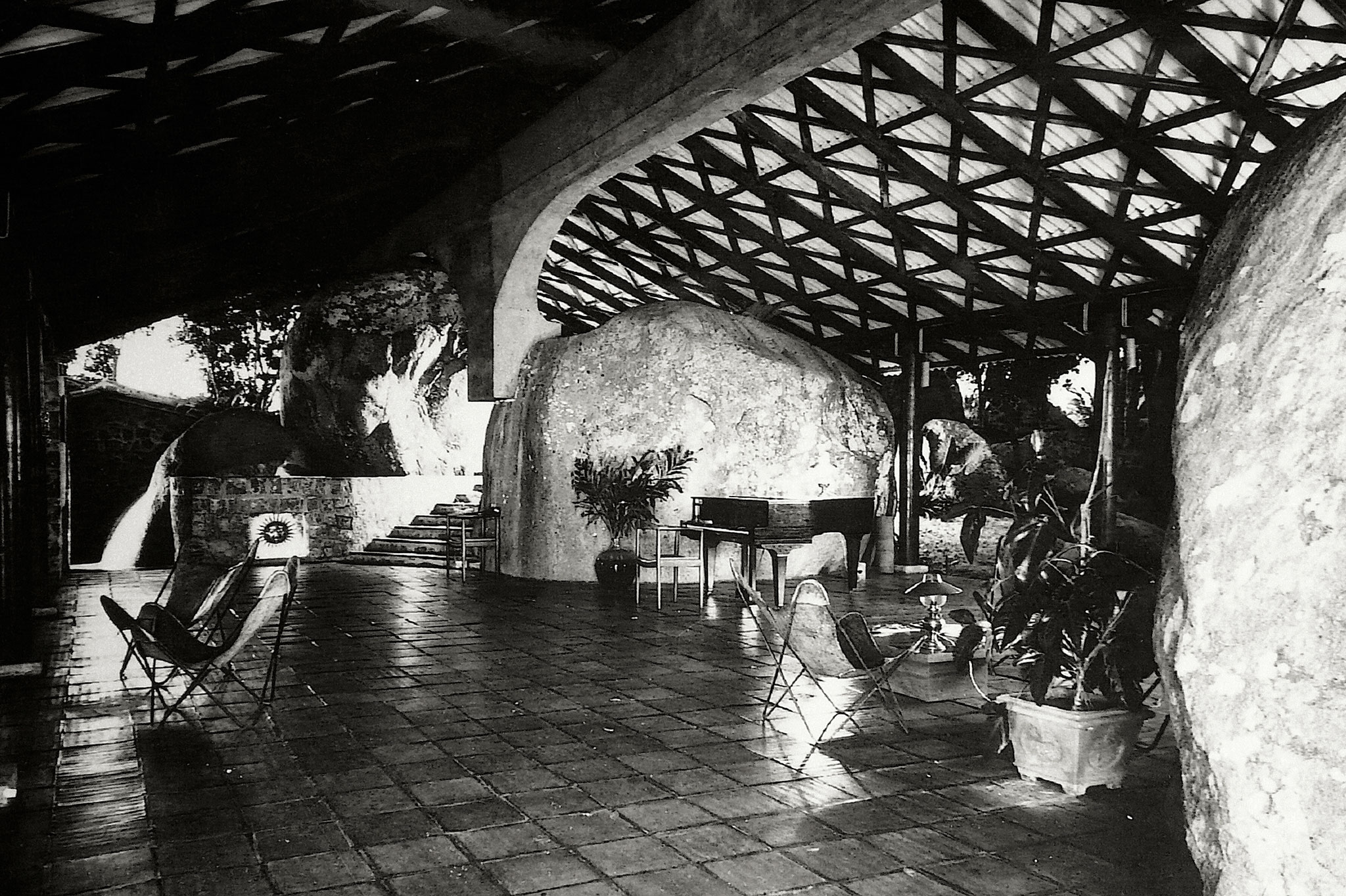 Vista interior de una vivienda en el bungalow de la finca Polontalawa, Nikaweratiya, Sri Lanka. Fotografía en gelatina de plata. Fotografía por Geoffrey Bawa, c. 1969. Cortesía de Geoffrey Bawa y Lunuganga Trusts. Todos los derechos reservados.