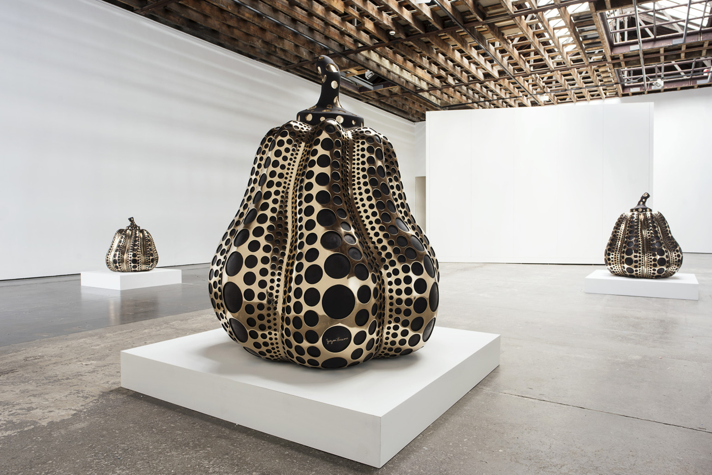 Vista de instalación, esculturas, pinturas y salas de espejos de YAYOI KUSAMA. Fotografía por Yayoi Kusama, cortesía de Kumasa Enterprise, OTA Fine Arts, Tokyo / Singapure y Victoria Miro, Londres.