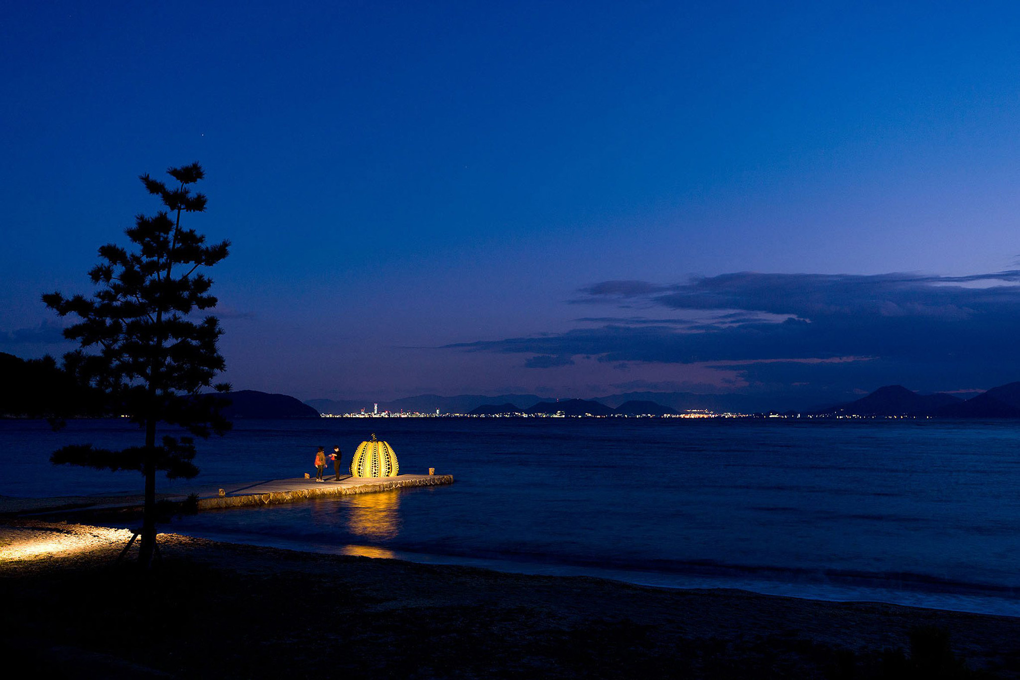 Iwan Baan fotografió la escultura de calabaza de Kusama brillando en la noche, antes de que resultara dañada.