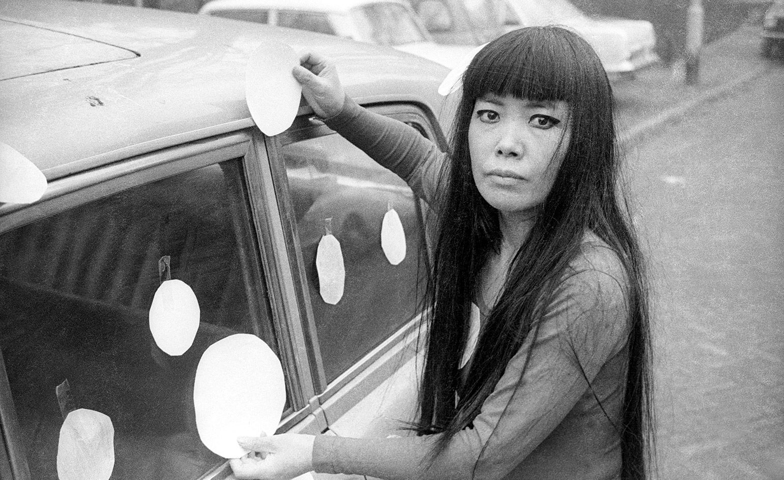 Kusama junto a su Dot Car (1965) en Scheveningen, Países Bajos. Fotografía por Harrie Verstappen.