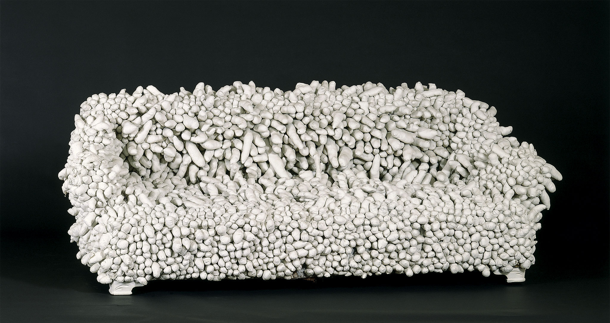 Accumulation No.2 (Acumulación nº2),1962. Sofá, tela de relleno, yeso y pintura 88,9 x 223,5 x 102,2 cm Hood Musuem of Art, Dartmouth College, Hanover (New Hampshire). Estados Unidos.
