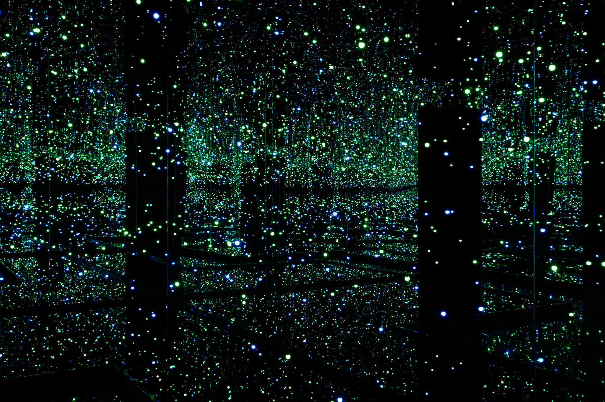 Vista de la instalación Infinity Mirrored Room filled with the Brilliance of Life, 2001. Fotografía: Joaquín Cortés / Román Lores. Museo Nacional Centro de Arte Reina Sofía.