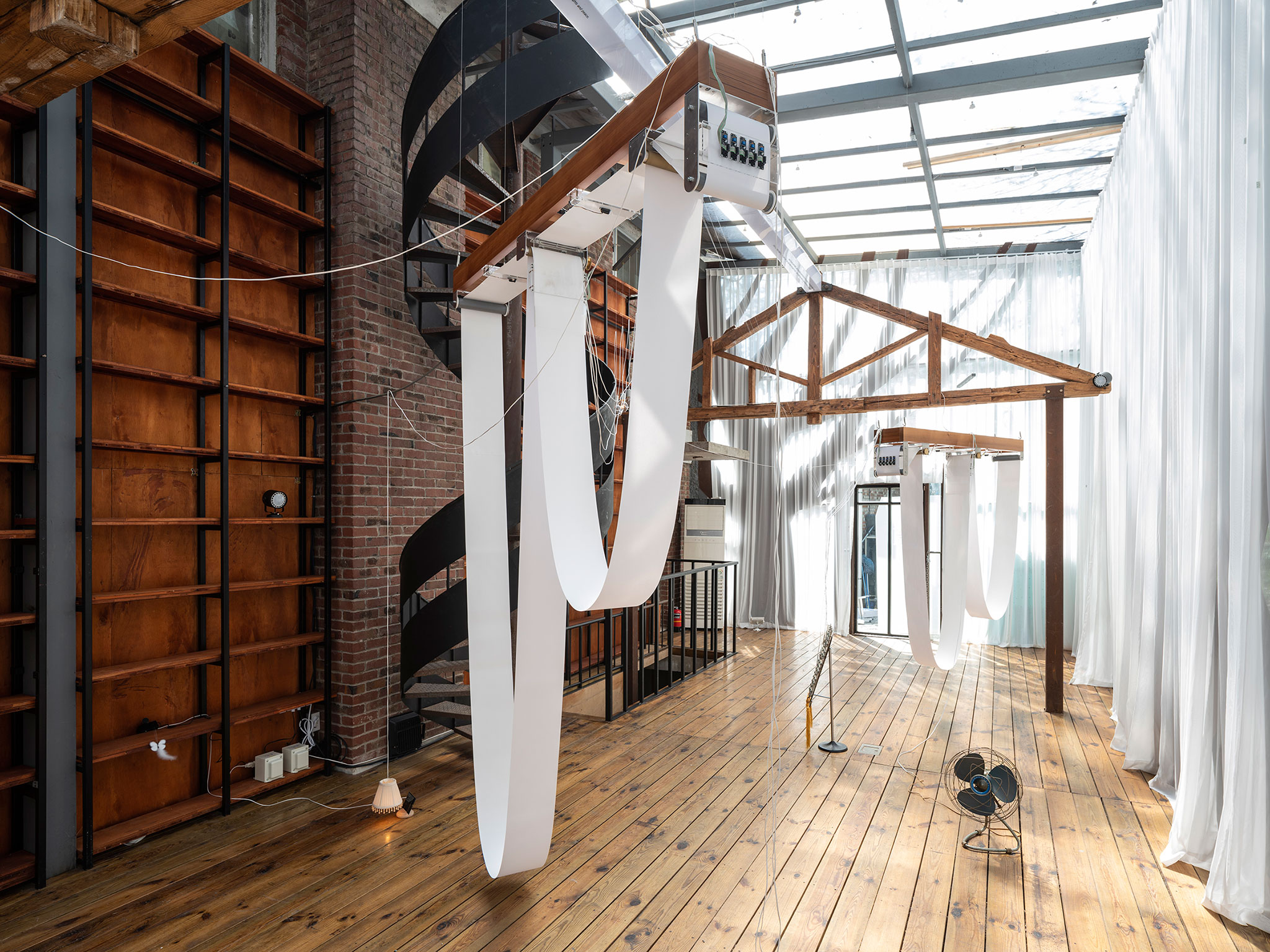 Yuko Mohri, I/O, 2011–23. Installation view, "soft and weak like water", 14th Gwangju Biennale, Horanggasinamu Art Polygon, South Korea, 2023. Courtesy the artist. Photo: glimworkers