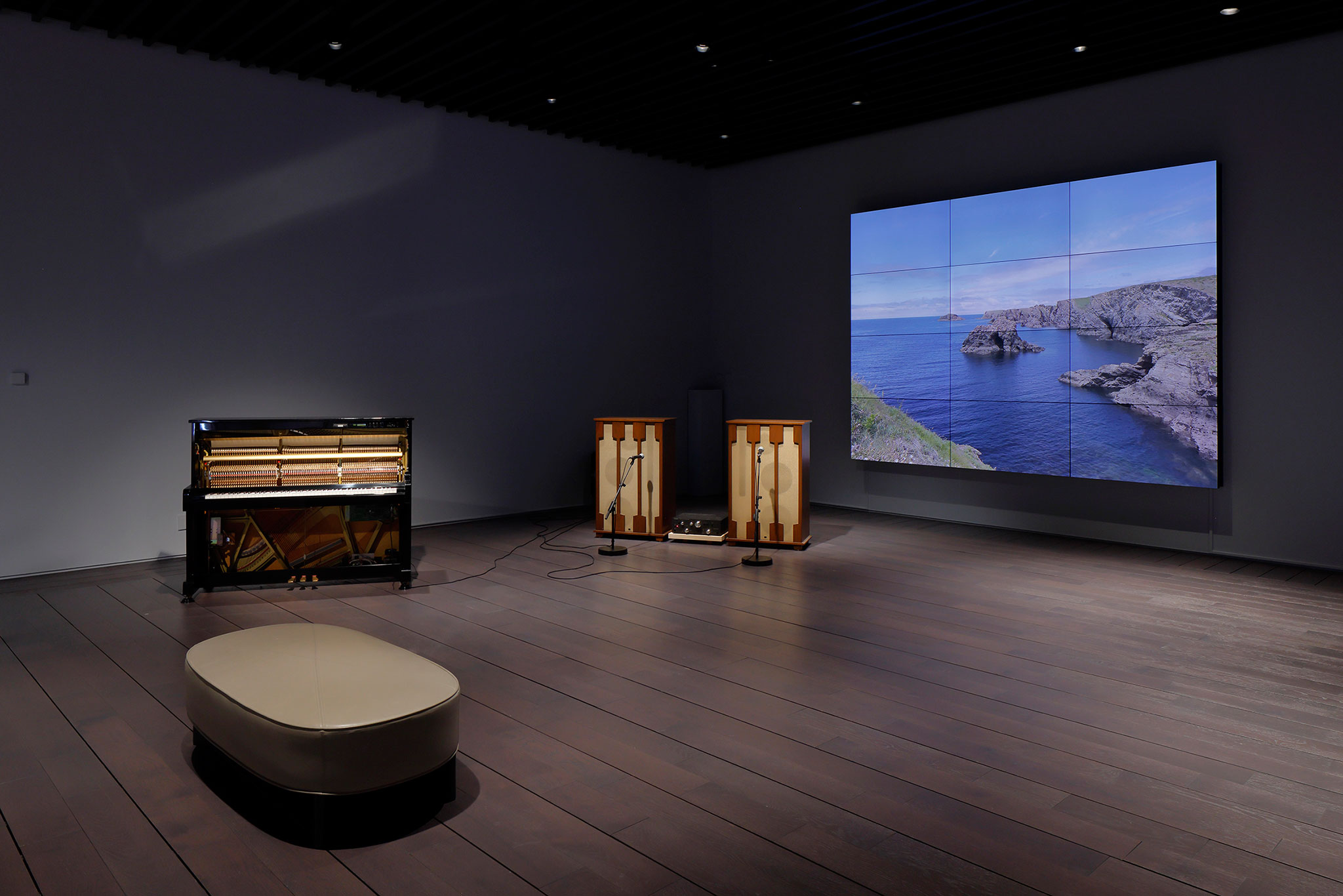 Yuko Mohri, Piano Solo: Belle-Île, 2024 Installation view, “On Physis”, Artizon Museum, Tokyo, 2024. Courtesy the artist. Photo: Keizo Kioku