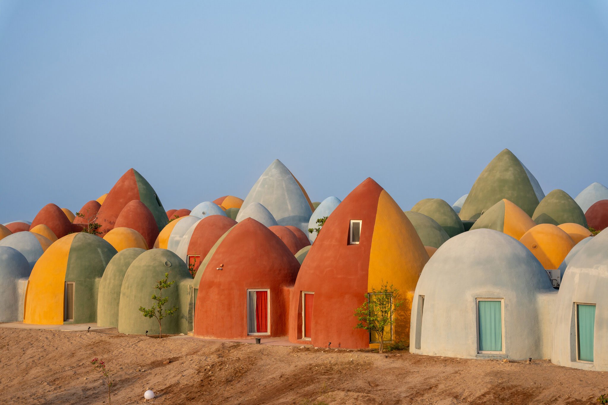 Las estructuras abovedadas y abovedadas, como las utilizadas en los depósitos locales de refrigeración por agua, crean zonas de sombra que reducen significativamente las temperaturas. Además, sus superficies curvas ayudan a neutralizar los efectos destructivos del viento. Aga Khan Trust for Culture / Deed Studio.