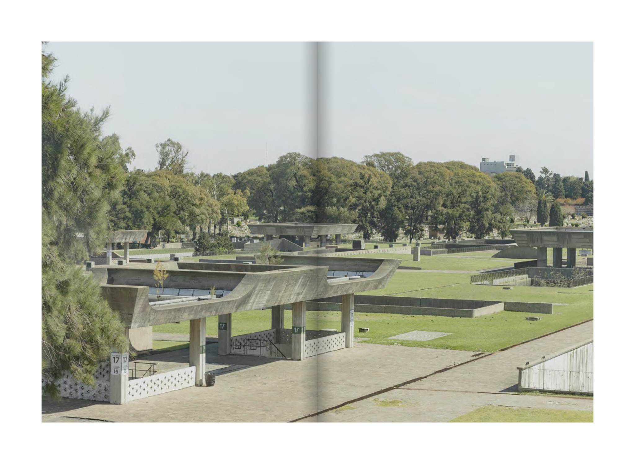Páginas interiores del libro. «Chacarita Moderna, la necrópolis brutalista de Buenos Aires» por Léa Namer. Cortesía por Léa Namer.