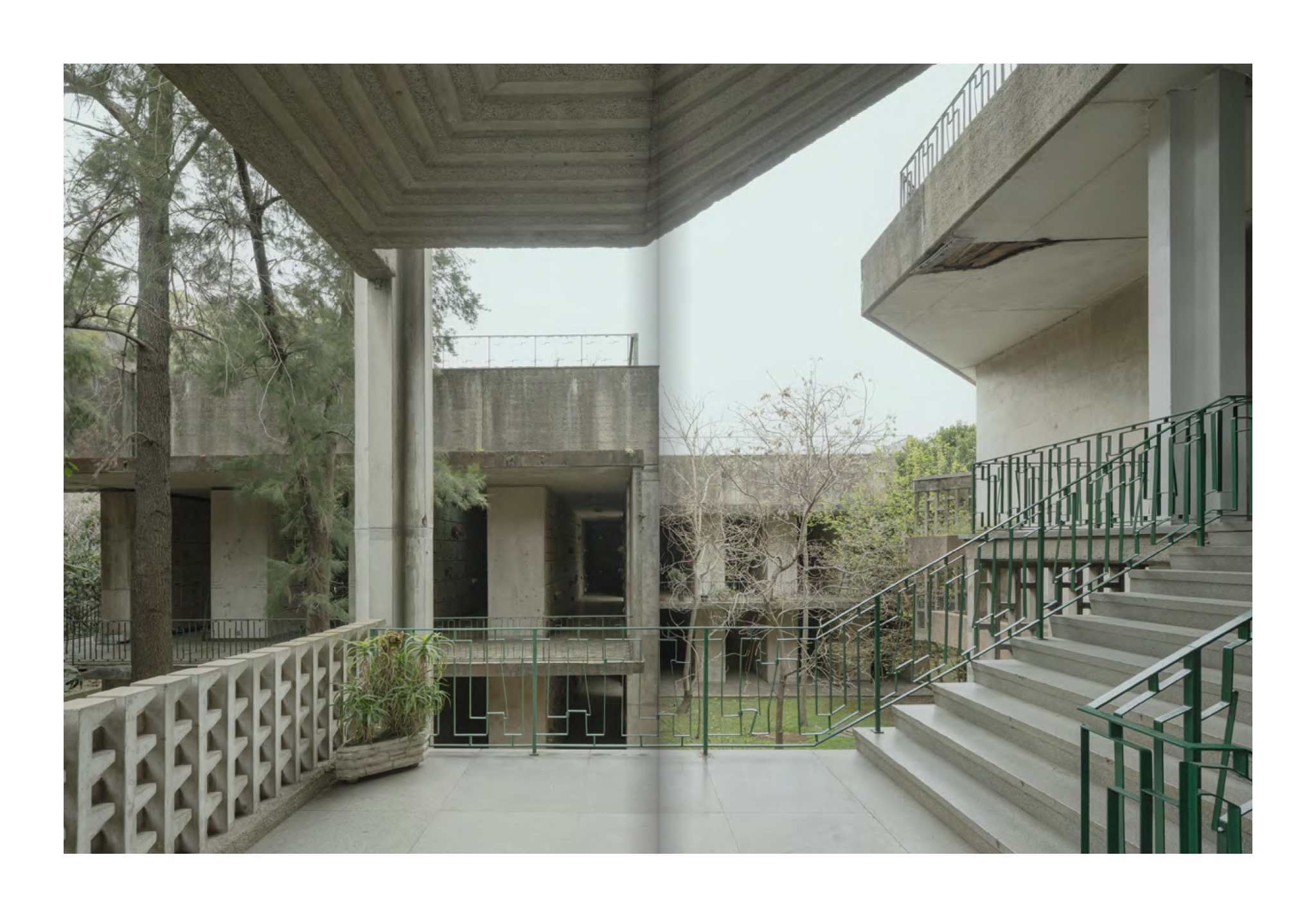 Páginas interiores del libro. «Chacarita Moderna, la necrópolis brutalista de Buenos Aires» por Léa Namer. Cortesía por Léa Namer.