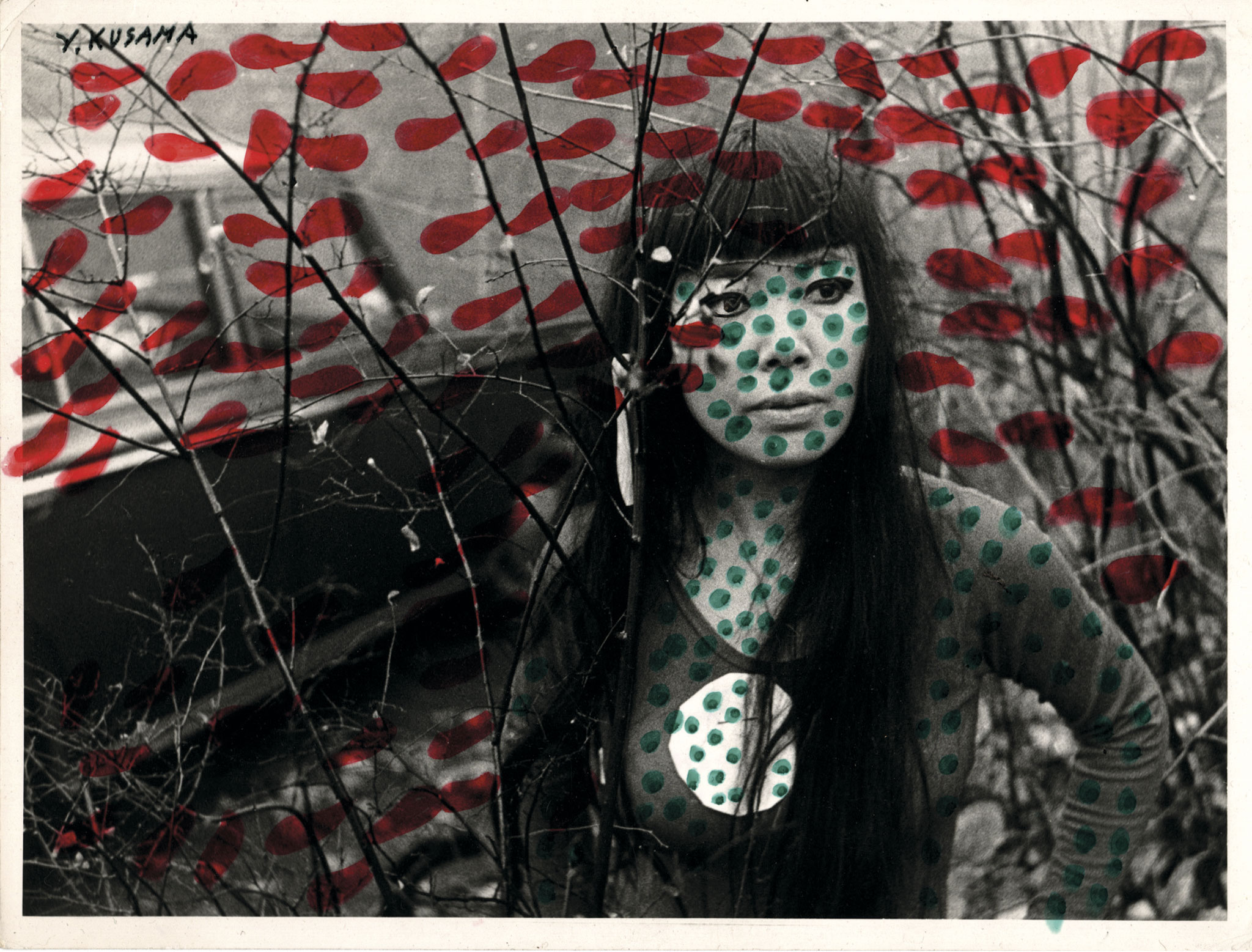 Self-Obliteration (Auto-obliteration), 1967. Tinta y fotografía, 18,2 x 24 cm. Imagen cortesía de Yayoi Kusama