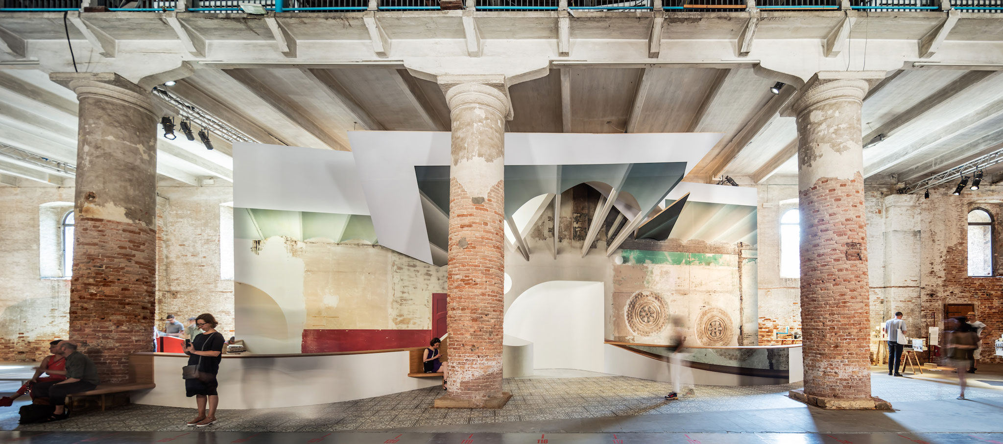 'Liquid Light' de Flores & Prats. 16ª Exposición Internacional de Arquitectura - La Biennale di Venezia, FREESPACE. Fotografía por Adrià Goula Photo 'Liquid Light' de Flores & Prats. 16ª Exposición Internacional de Arquitectura - La Biennale di Venezia, FREESPACE. Fotografía por Adrià Goula Photo