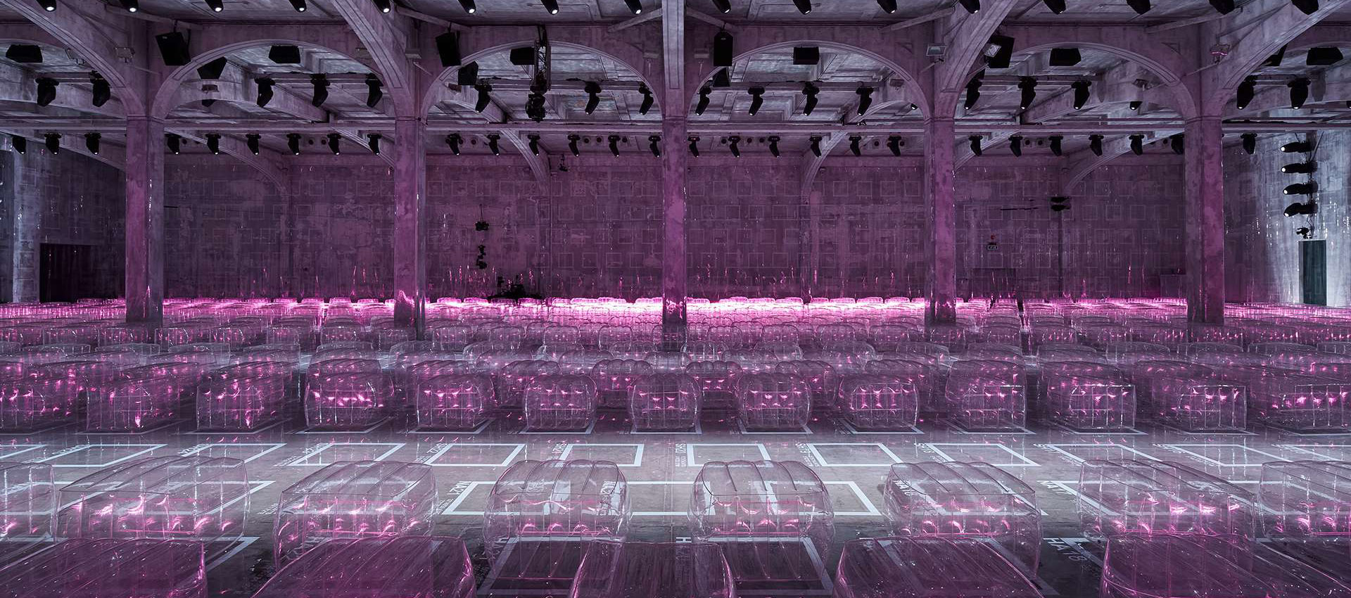 Espacio cartesiano por AMO. Prada, SS 2019 Ropa de caballero. Imagen cortesía de Prada Espacio cartesiano por AMO. Prada, SS 2019 Ropa de caballero. Imagen cortesía de Prada