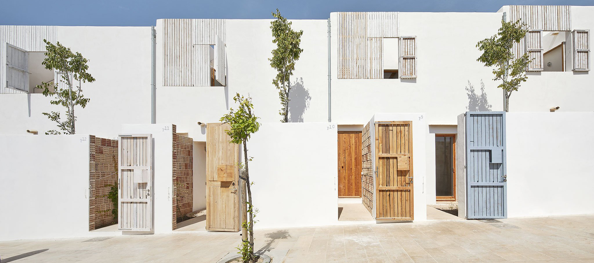 Premio FAD de arquitectura 2018. Life Reusing Posidonia/ 14 viviendas de protección pública a Sant Ferran, Formentera por Carles Oliver Barceló, Antonio Martín Procopio, Joaquín Moyá Costa, Alfonso Reina Ferragut. Fotografía por José Hevia Premio FAD de arquitectura 2018. Life Reusing Posidonia/ 14 viviendas de protección pública a Sant Ferran, Formentera por Carles Oliver Barceló, Antonio Martín Procopio, Joaquín Moyá Costa, Alfonso Reina Ferragut. Fotografía por José Hevia