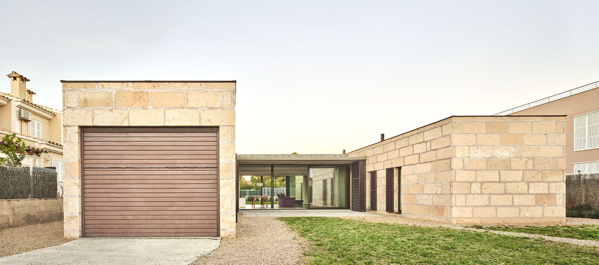 Vista exterior. Casa es Carnatge por MIEL Arquitectos. Fotografía @ José Hevia Vista exterior. Casa es Carnatge por MIEL Arquitectos. Fotografía @ José Hevia