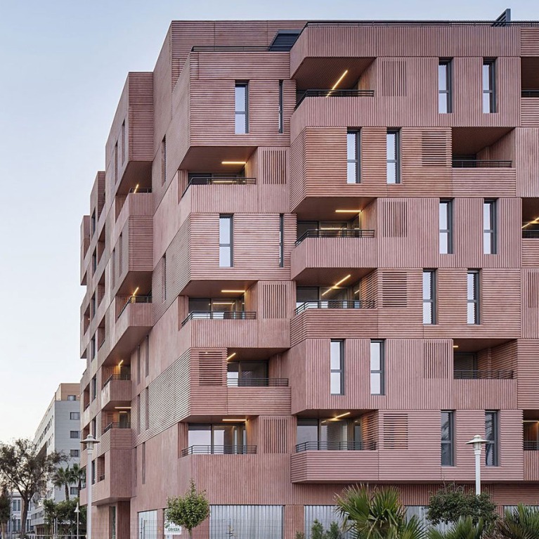 Assembly of residential architecture with an industrial