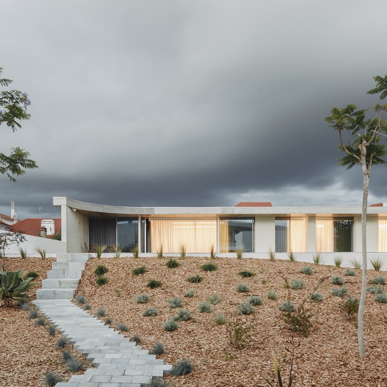 La arquitectura del patio中庭の建築 House with Four Courtyards / Andrés Stebelski Arquitecto