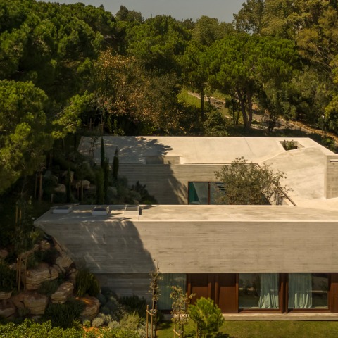 From inside the slope. Oeiras House by OODA | METALOCUS