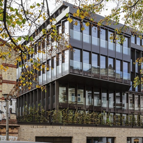 Reinterpreting the industrial environment. SAB office building by