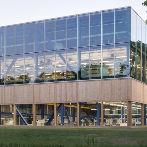 Show technology as the essence of the project. Cube by Civic