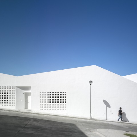 Wrapped in White. 3 + 2 Public Promotion Homes by Antonio Holgado