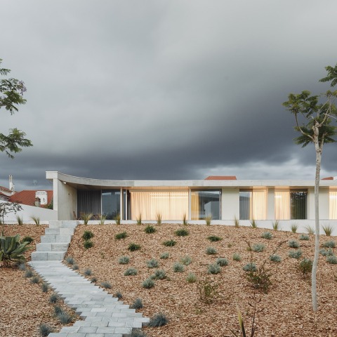 Central patio as nucleus. Casa Âmago by Bruno Dias