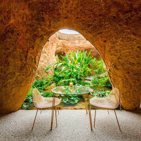 La dualidad del espacio dentro de una cueva. Casa y restaurante