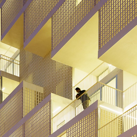A façade designed horizontally. 85 high-rise social housing by