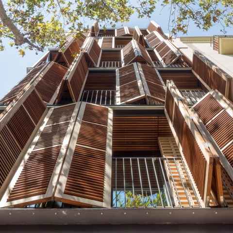 Wrapped between blinds and lattices. Apartment building for 4