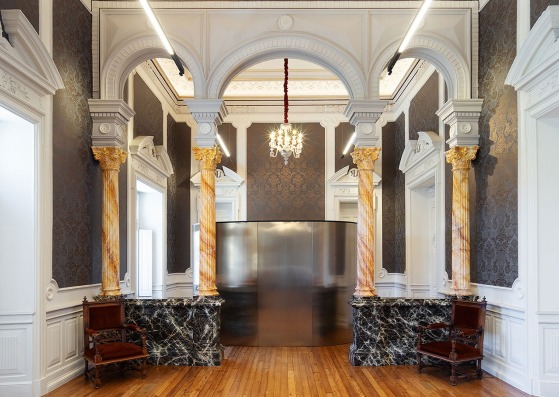Bubble office and rehabilitation of the Assembly hall of the Town Hall by BARRU ARKITEKTUR. Photograph by Jorge Allende