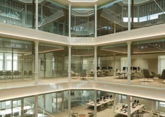 Oficinas para Banco Santander por Cruz y Ortiz Arquitectos. Fotografía por Fernando Alda