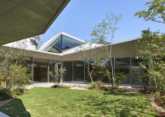 House in Muko by Tomohiro Hata Architect & Associates. Photograph by Toshiyuki Yano