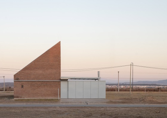 Domestic housing in the suburbs. House MF by Balsa Crosetto Piazzi