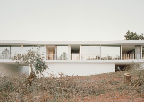 Moita Santa House by Bruno Dias Arquitectura. Photograph by Hugo Santos Silva