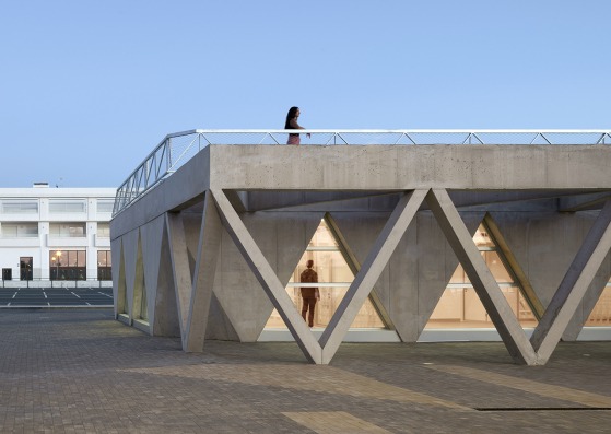 Edificio de Capitanía en el puerto deportivo de Ayamonte por Gabriel Verd y buró4. Fotografía por Jesús Granada