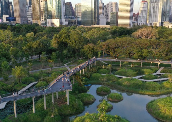Benjakitti Forest Park by Turenscape + Arsomsilp Community and Environmental Architect. Photograph by Srirath Somsawat