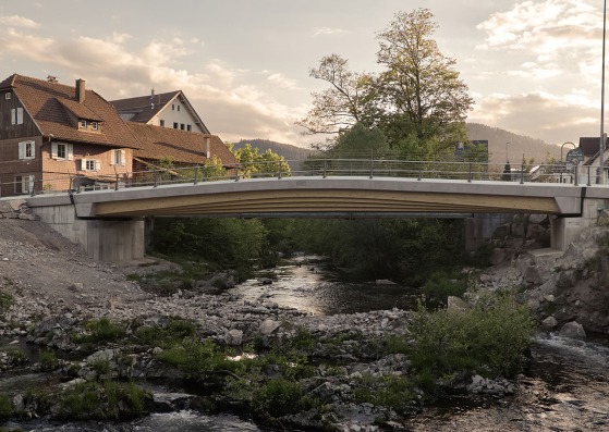 Puente Baiersbronn por Moxon Architects + IB Miebach. Fotografía por Simon Kennedy