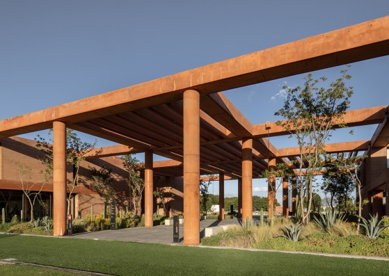 Academia de Fútbol Atlas por Sordo Madaleno. Fotografía por Oscar Caballero