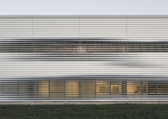 Unidad de Producción de Implantes Neuroquirúrgicos Sophysa por MÉTRA+ASSOCIÉS. Fotografía por Epaillard + Machado