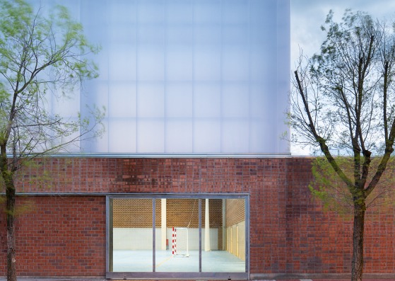 Pabellón polideportivo «Carlos Soria» por ABLM arquitectos. Fotografía por Gabriel Gallegos