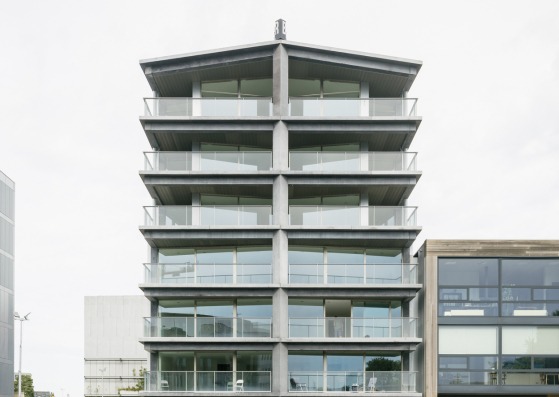 Edificio residencial Tolhuiskade por Civic Architects. Fotografía por Stijn Bollaert