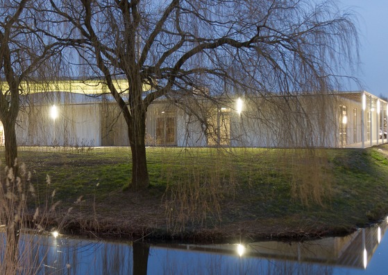Night view of Kulturhus De Nieuwhof by JDWA. Photography by JDWA – Johan De Wachter Architects