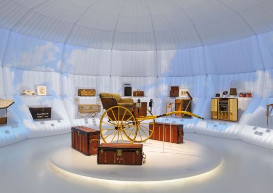 «Viajes Visionarios» en el Museo de Arte Nakanoshima por OMA / Shohei Shigematsu. Fotografía cortesía por Louis Vuitton