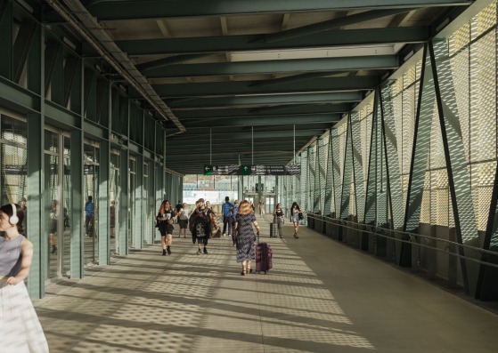 Estación de tren y pasarela peatonal por estudioHerreros. Fotografía por Luis Díaz Díaz