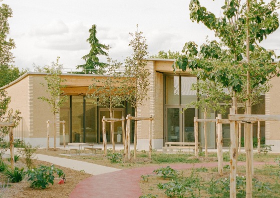 Centro Infantil y Deportivo Parc des Loges por Hemaa Architectes. Fotografía por Charles Bouchaid